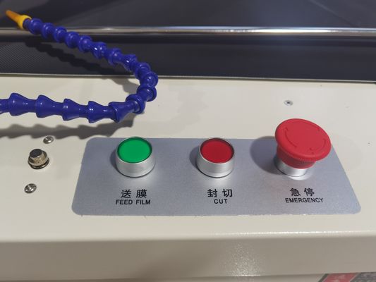Máquina automática de vedação e de corte de películas de mangas para embalagens de cartões