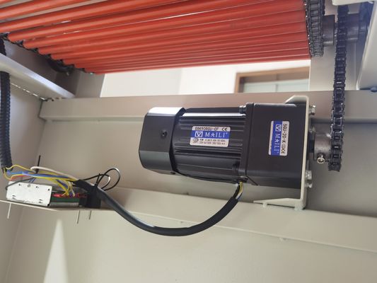 Máquina automática de vedação e de corte de películas de mangas para embalagens de cartões