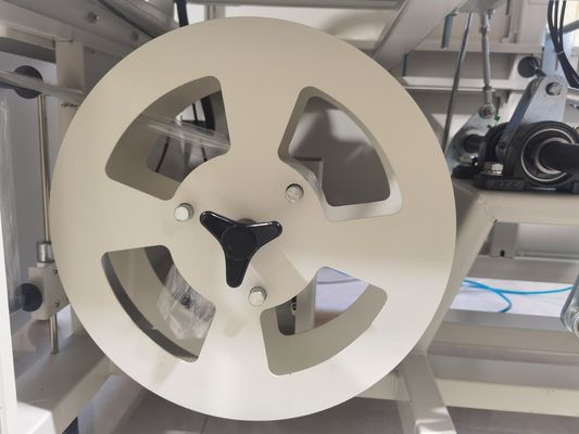 Máquina de embalagem para embalagens de grande porte, comercialmente fabricada, para vedação e corte de sacos de retracção por película térmica