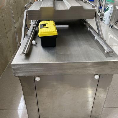 Máquina de vácuo de câmara dupla semiautomática fácil de operar para embalagens pequenas