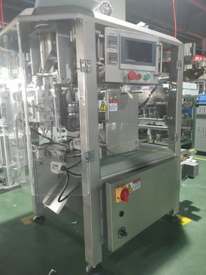 Máquina de embalagem vertical automática de lixo de gato com servomotores e medição de taças