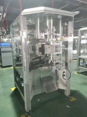 Máquina de embalagem vertical automática de lixo de gato com servomotores e medição de taças