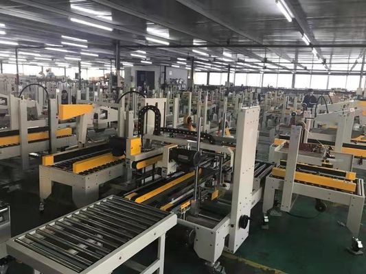 Máquina de rotulagem lateral de superfície plana adesiva para soluções de embalagem B2B