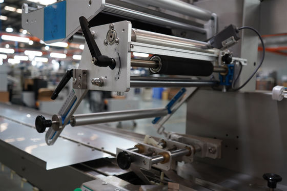 Máquina de embalagem de fluxo de sacos de vedação horizontal com almofada de grau automático multifunção