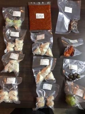 Máquina de embalagem a vácuo de alimentos e bebidas com descarga de gás de nitrogênio e 2 tiras de vedação